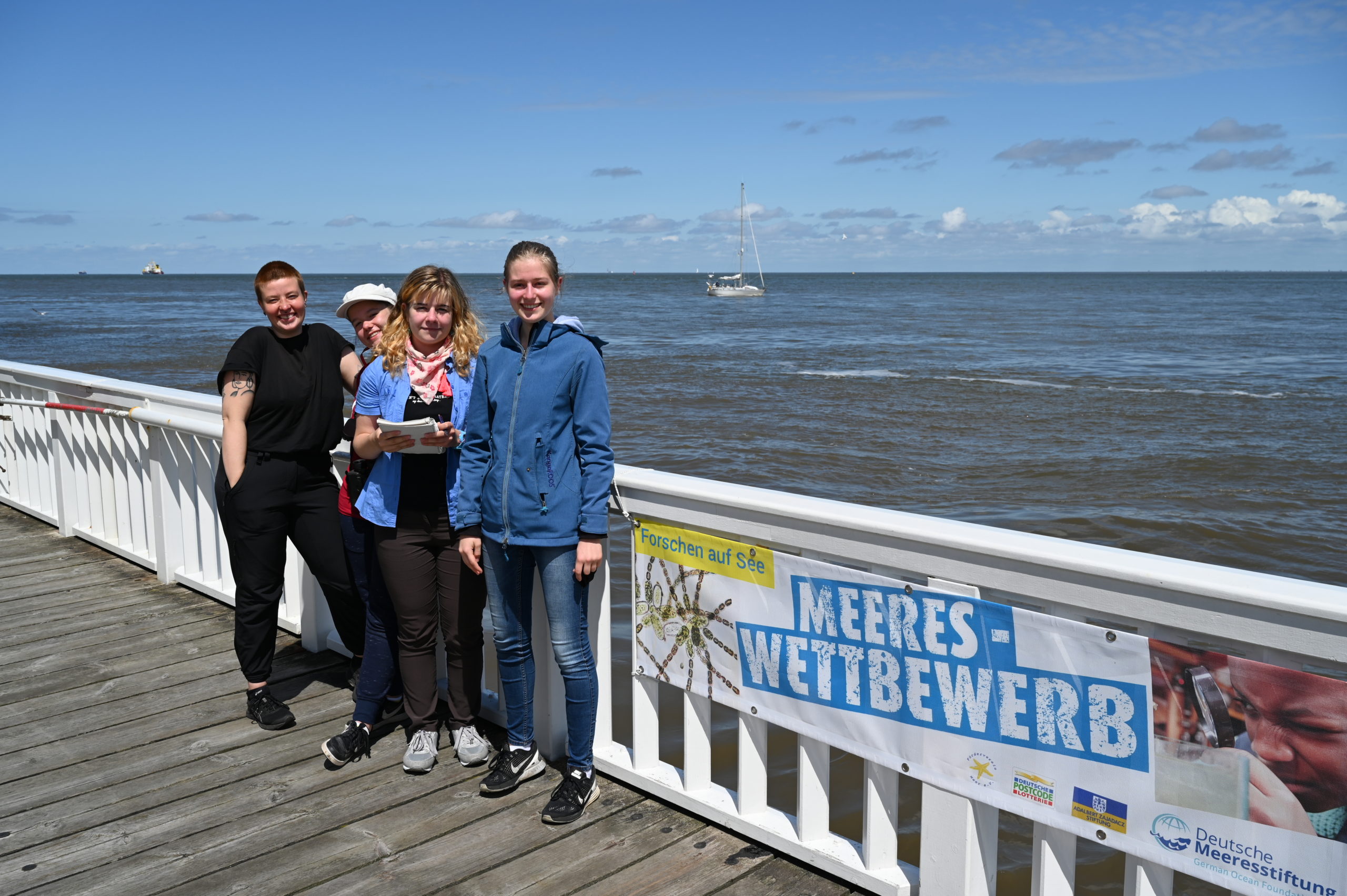 Meereswettbewerb 2020. 3 Schülerinnne und ihre Wissenschaftspatin neben der Elbe.